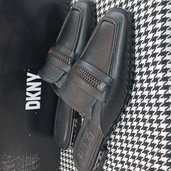 DKNY Elin Flat Mule NIB - Picture 3 of 8